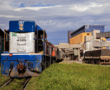 O Porto de Paranaguá recebeu em 2019 mais vagões e menos caminhões na descarga de açúcar, grãos e farelo para exportação. Enquanto o transporte ferroviário aumentou 4,53%, o rodoviário caiu 3,84% no seguimento. Diante dos números, a empresa pública começa o ano com a expectativa de que a utilização dos trilhos cresça ainda mais no transporte da carga do Interior até os terminais portuários do Estado.