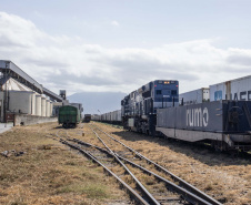 O Porto de Paranaguá recebeu em 2019 mais vagões e menos caminhões na descarga de açúcar, grãos e farelo para exportação. Enquanto o transporte ferroviário aumentou 4,53%, o rodoviário caiu 3,84% no seguimento. Diante dos números, a empresa pública começa o ano com a expectativa de que a utilização dos trilhos cresça ainda mais no transporte da carga do Interior até os terminais portuários do Estado.
