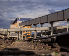 O Porto de Paranaguá recebeu em 2019 mais vagões e menos caminhões na descarga de açúcar, grãos e farelo para exportação. Enquanto o transporte ferroviário aumentou 4,53%, o rodoviário caiu 3,84% no seguimento. Diante dos números, a empresa pública começa o ano com a expectativa de que a utilização dos trilhos cresça ainda mais no transporte da carga do Interior até os terminais portuários do Estado.