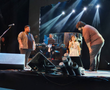 O show gratuito da dupla César Menotti e Fabiano, no Palco Verão Maior de Guaratuba, reuniu aproximadamente oito mil pessoas nesta sexta-feira (17), mesmo diante do mau tempo no Litoral