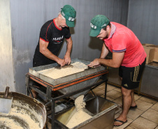 Produção de açucar mascavo e de melado de açúcar mascavo de cana-de-açúcar produzido pelo produtor Rafael Morgenstern em Capanema, no sudoeste do Paraná.  Capanema - 16/01/2020 - Foto: Geraldo Bubniak/AEN