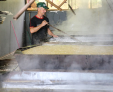 Produção de açucar mascavo e de melado de açúcar mascavo de cana-de-açúcar produzido pelo produtor Rafael Morgenstern em Capanema, no sudoeste do Paraná.  Capanema - 16/01/2020 - Foto: Geraldo Bubniak/AEN
