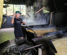 Produção de açucar mascavo e de melado de açúcar mascavo de cana-de-açúcar produzido pelo produtor Rafael Morgenstern em Capanema, no sudoeste do Paraná.  Capanema - 16/01/2020 - Foto: Geraldo Bubniak/AEN