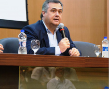 A importância do envolvimento da população na eliminação dos criadouros do mosquito da dengue foi um dos temas da palestra do secretário de Estado da Saúde, Beto Preto, nesta terça-feira (21), na sede do Senac, em Curitiba. Foto: Américo Antonio/SESA