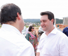 O governador Carlos Massa Ratinho Junior entrega  200 casas a famílias de Jaguariaíva. 