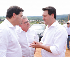 O governador Carlos Massa Ratinho Junior entrega  200 casas a famílias de Jaguariaíva. 