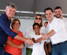 O governador Carlos Massa Ratinho Junior entrega  200 casas a famílias de Jaguariaíva. 