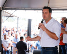 O governador Carlos Massa Ratinho Junior entrega  200 casas a famílias de Jaguariaíva. 