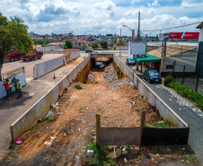 A Comec (Coordenação da Região Metropolitana de Curitiba) retomou as obras da trincheira da Rua Arapongas, no cruzamento com a Avenida das Torres, em São José dos Pinhais. Prevista para a Copa do Mundo no Brasil e parte do PAC da Mobilidade, a obra estava paralisada desde 2016, quando a empresa responsável entrou em recuperação judicial. Foto: Comec