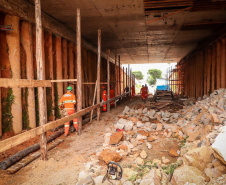 A Comec (Coordenação da Região Metropolitana de Curitiba) retomou as obras da trincheira da Rua Arapongas, no cruzamento com a Avenida das Torres, em São José dos Pinhais. Prevista para a Copa do Mundo no Brasil e parte do PAC da Mobilidade, a obra estava paralisada desde 2016, quando a empresa responsável entrou em recuperação judicial. Foto: Comec