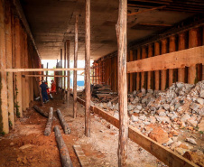 A Comec (Coordenação da Região Metropolitana de Curitiba) retomou as obras da trincheira da Rua Arapongas, no cruzamento com a Avenida das Torres, em São José dos Pinhais. Prevista para a Copa do Mundo no Brasil e parte do PAC da Mobilidade, a obra estava paralisada desde 2016, quando a empresa responsável entrou em recuperação judicial. Foto: Comec