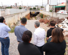 A Comec (Coordenação da Região Metropolitana de Curitiba) retomou as obras da trincheira da Rua Arapongas, no cruzamento com a Avenida das Torres, em São José dos Pinhais. Prevista para a Copa do Mundo no Brasil e parte do PAC da Mobilidade, a obra estava paralisada desde 2016, quando a empresa responsável entrou em recuperação judicial. Foto: Comec