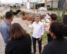 A Comec (Coordenação da Região Metropolitana de Curitiba) retomou as obras da trincheira da Rua Arapongas, no cruzamento com a Avenida das Torres, em São José dos Pinhais. Prevista para a Copa do Mundo no Brasil e parte do PAC da Mobilidade, a obra estava paralisada desde 2016, quando a empresa responsável entrou em recuperação judicial. Foto: Comec