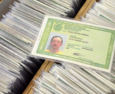 A Polícia Civil do Paraná (PCPR) iniciou a emissão de um novo modelo de carteira de identidade. O documento possibilita a inclusão de diversos dados e oferece mais segurança contra a falsificação. O antigo Registro Geral (RG) continua válido. Foto:Polícia Civil