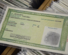 A Polícia Civil do Paraná (PCPR) iniciou a emissão de um novo modelo de carteira de identidade. O documento possibilita a inclusão de diversos dados e oferece mais segurança contra a falsificação. O antigo Registro Geral (RG) continua válido. Foto:Polícia Civil
