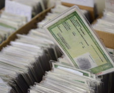 A Polícia Civil do Paraná (PCPR) iniciou a emissão de um novo modelo de carteira de identidade. O documento possibilita a inclusão de diversos dados e oferece mais segurança contra a falsificação. O antigo Registro Geral (RG) continua válido. Foto:Polícia Civil