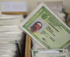 A Polícia Civil do Paraná (PCPR) iniciou a emissão de um novo modelo de carteira de identidade. O documento possibilita a inclusão de diversos dados e oferece mais segurança contra a falsificação. O antigo Registro Geral (RG) continua válido. Foto:Polícia Civil