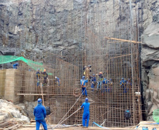 As obras da Pequena Central Hidrelétrica Bela Vista avançam rapidamente em Verê, no sudoeste do Paraná. Esta semana, as equipes iniciam o lançamento  de concreto na barragem e no vertedouro que ficam no leito do rio Chopim.
Foto: Copel
