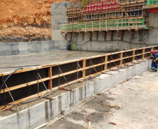 As obras da Pequena Central Hidrelétrica Bela Vista avançam rapidamente em Verê, no sudoeste do Paraná. Esta semana, as equipes iniciam o lançamento  de concreto na barragem e no vertedouro que ficam no leito do rio Chopim.
Foto: Copel