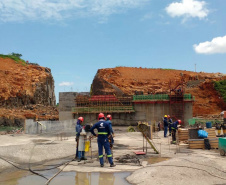 As obras da Pequena Central Hidrelétrica Bela Vista avançam rapidamente em Verê, no sudoeste do Paraná. Esta semana, as equipes iniciam o lançamento  de concreto na barragem e no vertedouro que ficam no leito do rio Chopim.
Foto: Copel