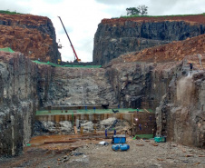 As obras da Pequena Central Hidrelétrica Bela Vista avançam rapidamente em Verê, no sudoeste do Paraná. Esta semana, as equipes iniciam o lançamento  de concreto na barragem e no vertedouro que ficam no leito do rio Chopim.
Foto: Copel