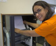 Pensando na importância de dar autonomia a essas pessoas e atender outras que talvez nem pedissem a conta de luz em seu nome pela dificuldade de acesso às informações, a Copel lançou a fatura em Braille, que teve suas primeiras entregas há exatos 12 anos, em janeiro de 2008.
Foto: Copel