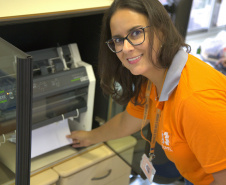 Pensando na importância de dar autonomia a essas pessoas e atender outras que talvez nem pedissem a conta de luz em seu nome pela dificuldade de acesso às informações, a Copel lançou a fatura em Braille, que teve suas primeiras entregas há exatos 12 anos, em janeiro de 2008.
Foto: Copel