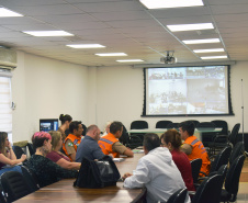 A Defesa Civil realizou nesta quarta-feira (22) videoconferência sobre a instalação de gabinetes de crise e decretação de situação de emergência para representantes de municípios de todas as regiões do Paraná. Foi na sede da Secretaria da Saúde do Paraná, como parte das ações do Comitê Intersetorial de Controle da Dengue.Foto:SESA