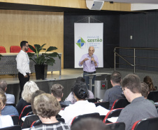 Um novo grupo de 35 servidores públicos estaduais está participando do curso de integração funcional para iniciar suas atividades no quadro executivo do poder estadual. A Escola de Gestão do Paraná preparou a formação - que tem 40 horas de duração – e visa apresentar aos novos servidores as diferentes instâncias do executivo estadual. Foto:
Carlos Winnikes/SEAP


	
	
