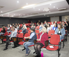 Um novo grupo de 35 servidores públicos estaduais está participando do curso de integração funcional para iniciar suas atividades no quadro executivo do poder estadual. A Escola de Gestão do Paraná preparou a formação - que tem 40 horas de duração – e visa apresentar aos novos servidores as diferentes instâncias do executivo estadual. Foto:
Carlos Winnikes/SEAP
