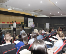Um novo grupo de 35 servidores públicos estaduais está participando do curso de integração funcional para iniciar suas atividades no quadro executivo do poder estadual. A Escola de Gestão do Paraná preparou a formação - que tem 40 horas de duração – e visa apresentar aos novos servidores as diferentes instâncias do executivo estadual. Foto:
Carlos Winnikes/SEAP
