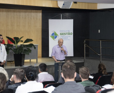 Um novo grupo de 35 servidores públicos estaduais está participando do curso de integração funcional para iniciar suas atividades no quadro executivo do poder estadual. A Escola de Gestão do Paraná preparou a formação - que tem 40 horas de duração – e visa apresentar aos novos servidores as diferentes instâncias do executivo estadual. Foto:
Carlos Winnikes/SEAP
