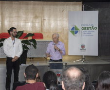 Um novo grupo de 35 servidores públicos estaduais está participando do curso de integração funcional para iniciar suas atividades no quadro executivo do poder estadual. A Escola de Gestão do Paraná preparou a formação - que tem 40 horas de duração – e visa apresentar aos novos servidores as diferentes instâncias do executivo estadual. Foto:
Carlos Winnikes/SEAP
