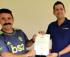 Moradores da Ilha do Teixeira receberam nesta quinta-feira (23) o certificado de conclusão do curso e um kit de ferramentas. O objetivo da ação da empresa Portos do Paraná é que os pescadores possam consertar e fazer a manutenção dos próprios barcos.
Foto: Pierpaolo Nota/Portos do Paraná