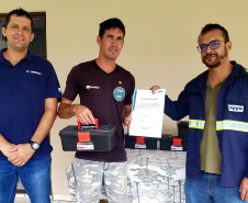 Moradores da Ilha do Teixeira receberam nesta quinta-feira (23) o certificado de conclusão do curso e um kit de ferramentas. O objetivo da ação da empresa Portos do Paraná é que os pescadores possam consertar e fazer a manutenção dos próprios barcos.
Foto: Pierpaolo Nota/Portos do Paraná