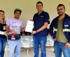 Moradores da Ilha do Teixeira receberam nesta quinta-feira (23) o certificado de conclusão do curso e um kit de ferramentas. O objetivo da ação da empresa Portos do Paraná é que os pescadores possam consertar e fazer a manutenção dos próprios barcos.
Foto: Pierpaolo Nota/Portos do Paraná