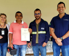 Moradores da Ilha do Teixeira receberam nesta quinta-feira (23) o certificado de conclusão do curso e um kit de ferramentas. O objetivo da ação da empresa Portos do Paraná é que os pescadores possam consertar e fazer a manutenção dos próprios barcos.
Foto: Pierpaolo Nota/Portos do Paraná