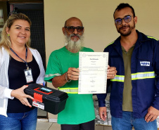 Moradores da Ilha do Teixeira receberam nesta quinta-feira (23) o certificado de conclusão do curso e um kit de ferramentas. O objetivo da ação da empresa Portos do Paraná é que os pescadores possam consertar e fazer a manutenção dos próprios barcos.
Foto: Pierpaolo Nota/Portos do Paraná
