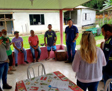 Moradores da Ilha do Teixeira receberam nesta quinta-feira (23) o certificado de conclusão do curso e um kit de ferramentas. O objetivo da ação da empresa Portos do Paraná é que os pescadores possam consertar e fazer a manutenção dos próprios barcos.
Foto: Pierpaolo Nota/Portos do Paraná