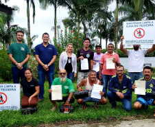 Moradores da Ilha do Teixeira receberam nesta quinta-feira (23) o certificado de conclusão do curso e um kit de ferramentas. O objetivo da ação da empresa Portos do Paraná é que os pescadores possam consertar e fazer a manutenção dos próprios barcos.
Foto: Pierpaolo Nota/Portos do Paraná