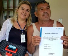 Moradores da Ilha do Teixeira receberam nesta quinta-feira (23) o certificado de conclusão do curso e um kit de ferramentas. O objetivo da ação da empresa Portos do Paraná é que os pescadores possam consertar e fazer a manutenção dos próprios barcos.
Foto: Pierpaolo Nota/Portos do Paraná