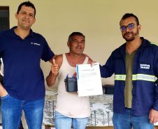 Moradores da Ilha do Teixeira receberam nesta quinta-feira (23) o certificado de conclusão do curso e um kit de ferramentas. O objetivo da ação da empresa Portos do Paraná é que os pescadores possam consertar e fazer a manutenção dos próprios barcos.
Foto: Pierpaolo Nota/Portos do Paraná
