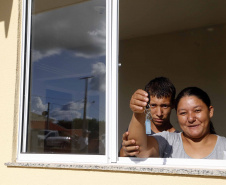 Quarenta e duas famílias carentes de Novo Itacolomi receberam nesta sexta-feira (24) casas populares construídas pelo Governo do Estado. O Residencial João Rossatto foi inaugurado pelo governador Carlos Massa Ratinho Junior e recebeu R$ 2,4 milhões de investimentos por meio do programa Nossa Gente.
foto Gilson Abreu/Aen