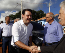 Quarenta e duas famílias carentes de Novo Itacolomi receberam nesta sexta-feira (24) casas populares construídas pelo Governo do Estado. O Residencial João Rossatto foi inaugurado pelo governador Carlos Massa Ratinho Junior e recebeu R$ 2,4 milhões de investimentos por meio do programa Nossa Gente.
foto Gilson Abreu/Aen