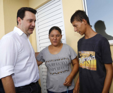 Quarenta e duas famílias carentes de Novo Itacolomi receberam nesta sexta-feira (24) casas populares construídas pelo Governo do Estado. O Residencial João Rossatto foi inaugurado pelo governador Carlos Massa Ratinho Junior e recebeu R$ 2,4 milhões de investimentos por meio do programa Nossa Gente.
foto Gilson Abreu/Aen