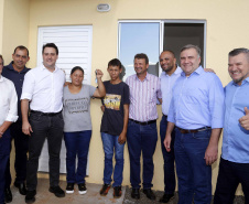 Quarenta e duas famílias carentes de Novo Itacolomi receberam nesta sexta-feira (24) casas populares construídas pelo Governo do Estado. O Residencial João Rossatto foi inaugurado pelo governador Carlos Massa Ratinho Junior e recebeu R$ 2,4 milhões de investimentos por meio do programa Nossa Gente.
foto Gilson Abreu/Aen