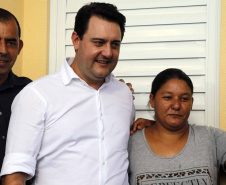 Quarenta e duas famílias carentes de Novo Itacolomi receberam nesta sexta-feira (24) casas populares construídas pelo Governo do Estado. O Residencial João Rossatto foi inaugurado pelo governador Carlos Massa Ratinho Junior e recebeu R$ 2,4 milhões de investimentos por meio do programa Nossa Gente.
foto Gilson Abreu/Aen