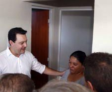 Quarenta e duas famílias carentes de Novo Itacolomi receberam nesta sexta-feira (24) casas populares construídas pelo Governo do Estado. O Residencial João Rossatto foi inaugurado pelo governador Carlos Massa Ratinho Junior e recebeu R$ 2,4 milhões de investimentos por meio do programa Nossa Gente.
foto Gilson Abreu/Aen