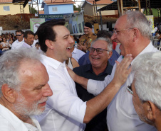 Quarenta e duas famílias carentes de Novo Itacolomi receberam nesta sexta-feira (24) casas populares construídas pelo Governo do Estado. O Residencial João Rossatto foi inaugurado pelo governador Carlos Massa Ratinho Junior e recebeu R$ 2,4 milhões de investimentos por meio do programa Nossa Gente.
foto Gilson Abreu/Aen