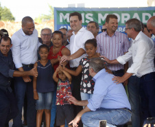 Quarenta e duas famílias carentes de Novo Itacolomi receberam nesta sexta-feira (24) casas populares construídas pelo Governo do Estado. O Residencial João Rossatto foi inaugurado pelo governador Carlos Massa Ratinho Junior e recebeu R$ 2,4 milhões de investimentos por meio do programa Nossa Gente.
foto Gilson Abreu/Aen